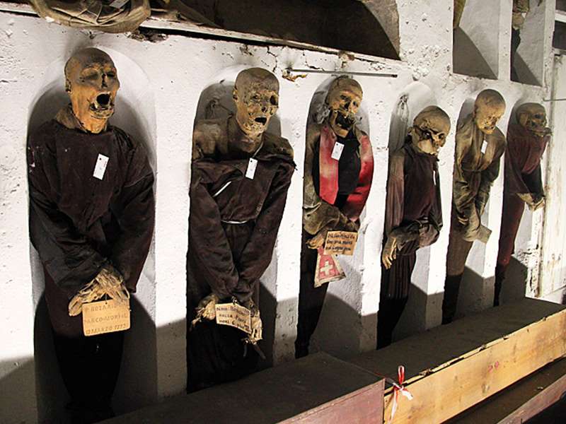Catacumbas de los capuchinos Este sitio con más de 8 mil momias se ubica en Palermo, Italia. El lugar servía como un cementerio para frailes, pero con el tiempo también se guardaron los cuerpos de niños, ancianos y todo hombre y mujer.