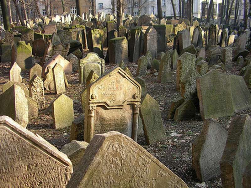 Cementerio Judío de Praga Este lugar fue construido sobre otros cementerios y se cree que guarda aproximadamente 12 mil tumbas.