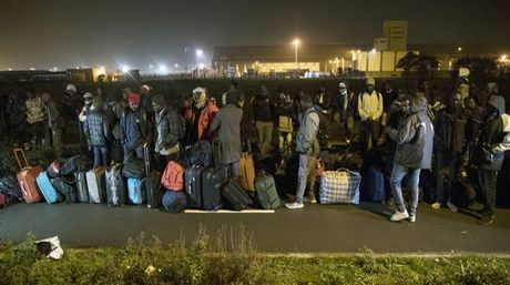 Gobierno de Francia desmantela campo de refugiados en Calais