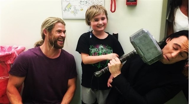 Thor y Loki visitaron un hospital infantil cercano al rodaje de la película Ragnarok, FOTOS
