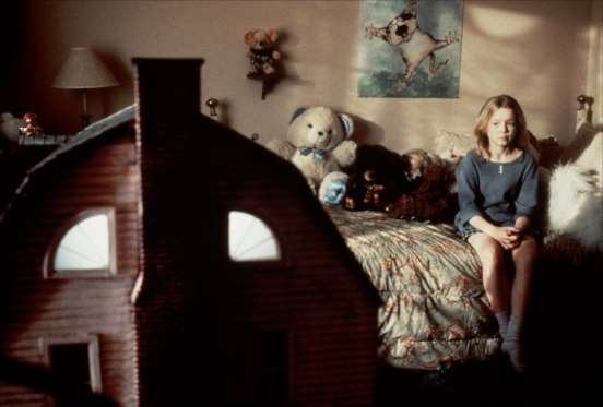 Amityville: Dollhouse (1996) La octava parte de la colección de Terror en Amityville es sobre una casa de muñecas poseída que aterroriza a una familia. Amityville: Dollhouse (1996) La octava parte de la colección de Terror en Amityville es sobre una casa de muñecas poseída que aterroriza a una familia.