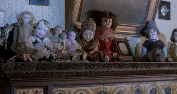 Dolls (1987) Una colección de muñecas diabólicas se pone violenta en este clásico del terror italo-estadounidense.