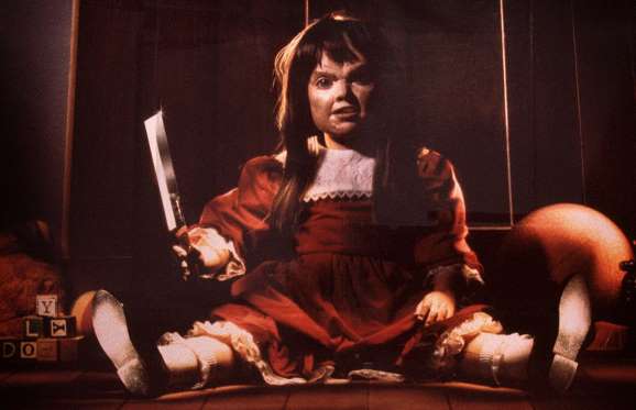 Mi querida Dolly (Dolly Dearest, 1991) Un espíritu maligno se alberga en varias muñecas de una fábrica en México a la que se acaba de mudar una familia estadounidense.