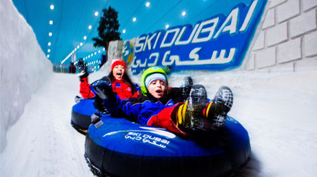 Abren en Dubai parque con montaña de nieve para deportes de invierno