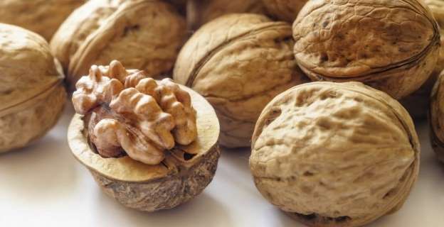 Nueces Los frutos secos , y en especial las nueces, son un compendio perfecto de todos aquellos nutrientes que hemos determinado beneficiosos para un óptimo funcionamiento del cerebro: Omega-3, antioxidantes, vitaminas... ¡si hasta tienen forma de cerebro!