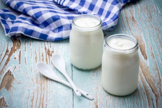 Yogur La tirosina (contenida en el yogur y otros lácteos) es un aminoácido que conserva nuestra memoria y agudiza nuestro sentido de alerta..