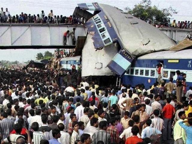 India: accidente en tren cobra la vida de 104 personas