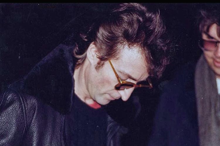 La última foto de Lennon con su asesino: Autografiando un disco al hombre que más tarde le dispararía, Mark David Chapman