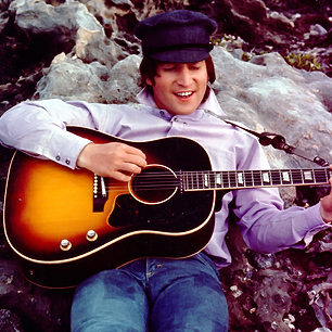 1. La tía de Lennon le arruinó sus sueños: John Lennon fue criado por su tía Mimi, quien notó que a temprana edad, Lennon estaba interesado en la música, así que le dijo esto: “La guitarra está muy bien, John, pero nunca podrás hacer una vida con ella”