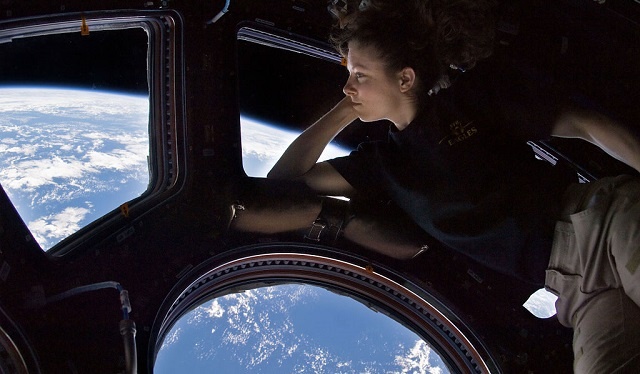 Larga permanencia en el espacio altera visión del 75% de astronautas