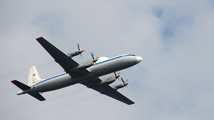 Un avión Il-18 con más de 30 militares a bordo aterriza de emergencia en Rusia