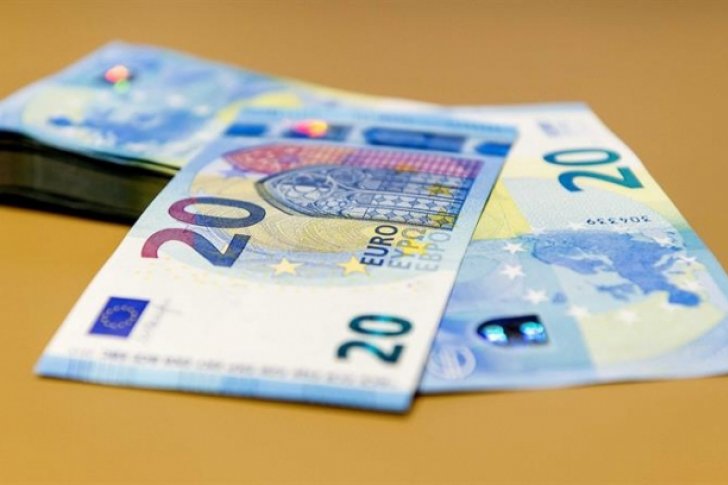 El euro baja hasta 1,0567 dólares en Fráncfort tras el referéndum en Italia