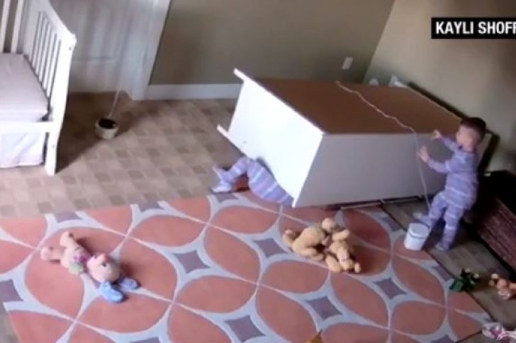 2-year-old boy rescues his brother when he fell a piece of furniture (Video)
