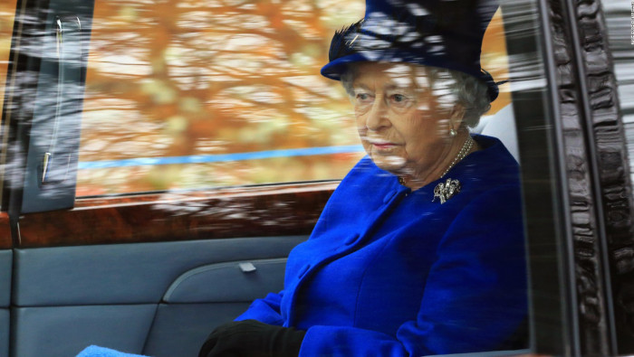 La reina Isabel II reaparece después de un resfriado