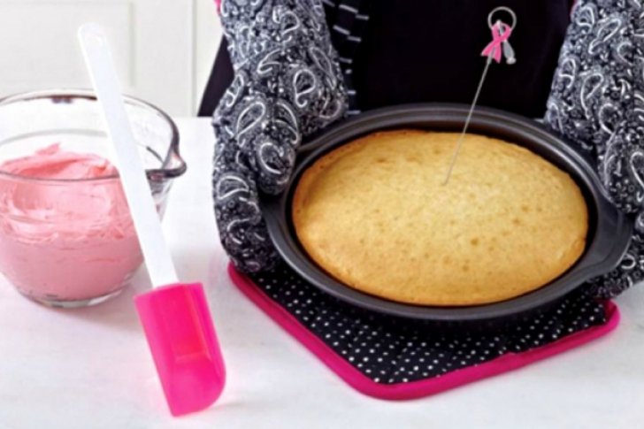 Look at this easy technique to prevent the cake from sticking to the mold