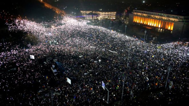 Las gigantescas protestas anticorrupción, sin líderes ni discursos, que tienen contra las cuerdas al gobierno de Rumania