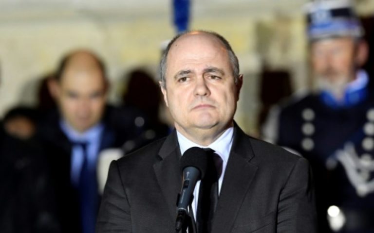 Cazeneuve calls on the Minister of the Interior who hired his daughters
