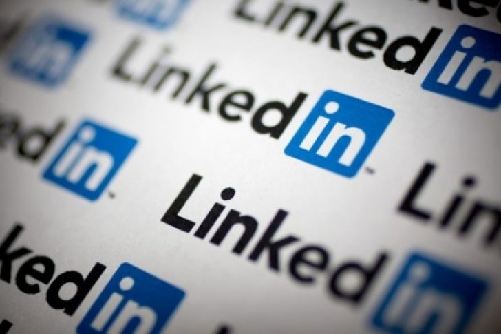 LinkedIn seeks to attract users with business news section