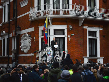 Swedish prosecutor closes investigation against Assange and raises arrest warrant